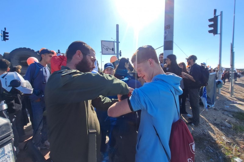 השליח הרב אשר פיזם ואיש התקשורת החב