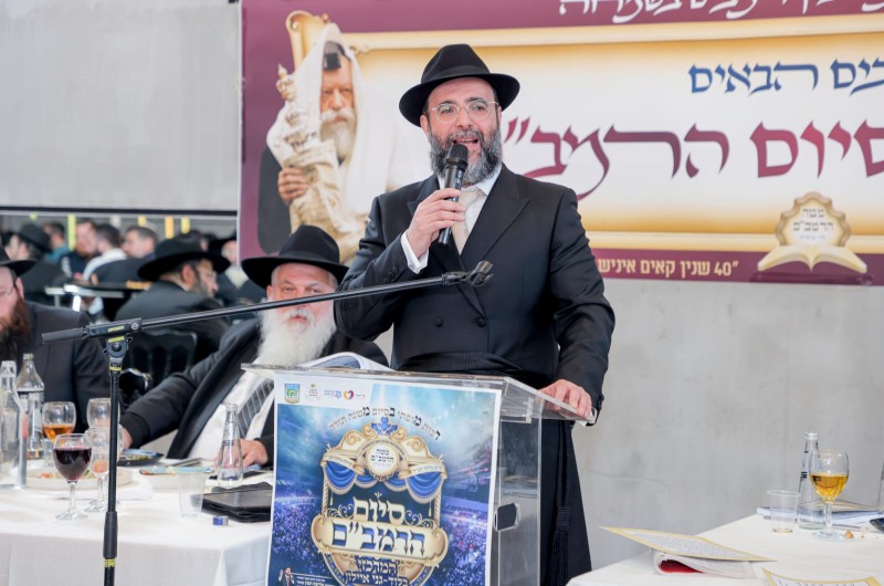 כ-500 חסידי חב