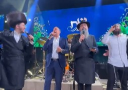 בחתונת אליטוב-פלדמן הלילה במודיעין: ר' יוסי אליטוב ובניו שרים יחד עם הזמר חיים ישראל 'אתה זוכר מעשה עולם'