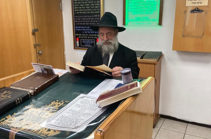 בבית הכנסת בתחנה המרכזית בירושלים, נערך סיום הרמב״ם ע״י רב בית הכנסת והשליח - הרב מנחם מענדל וילהלם והרב טוביה זילברשטרום, רב בית הכנסת בשיכון חב״ד בירושלים