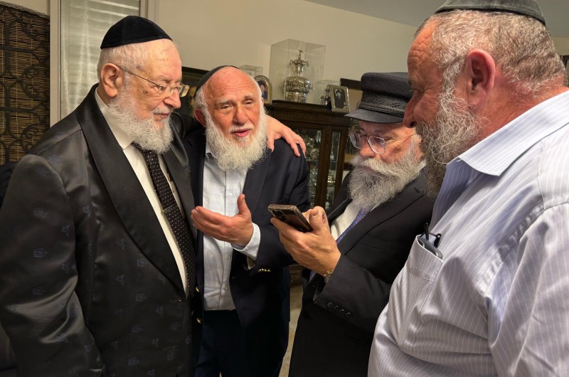 משלחת של עסקני חב״ד, ר' יעקב גלויברמן, ר' לוי אדרעי, הנגיד ר' מאיר זיילר ור' זלמן וולף, הגיעה לביקור אצל הרב הראשי, הרה״ג ישראל מאיר לאו, שהתוועד איתם בלבביות לכבוד שמחת הפורים