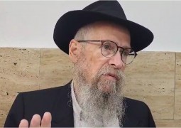 מִחַיַּב אֱנִישׁ לְבַסּוֹמֵי בְּפוּרַיָּא: מדוע רבה של ירושלים הרב יוסף-חיים זוננפלד אמר על עצמו שהוא 'פורים-רב'? וגם: פירוש יפה במגילת אסתר. בסיום השיעור של הרב בצלאל מזרחי בנחל'ה. צפו: