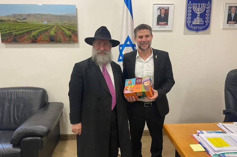 כמיטב המסורת, נפגש השליח באגד ובמשרד התחבורה הרב מנחם מענדל וילהלם עם שרי הממשלה, והביא להם משלוח מנות חגיגי לכבוד החג