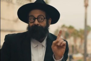 מה קרה כש'פרומר' בא לנשק את המזוזה?