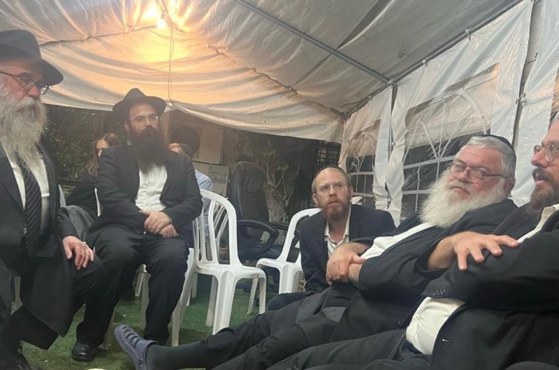 שלוחים, ראשי ערי הקריות וידידים רבים הגיעו לניחום אבלים בבית משפחת אוירכמן היושבת שבעה בביתם בקריות על פטירתו הטראגית של בנם הרב שניאור זלמן אוירכמן ע”ה