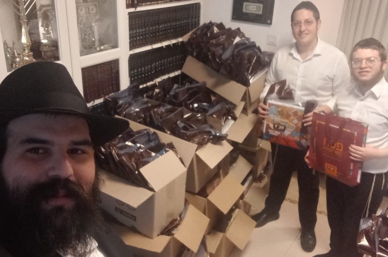 מתכוננים: תמימים מסייעים באריזת ה'שמורה מצה' לחלוקה ברחבי אזורי התעשיה קריית מלאכי והסביבה בראשות השליח הרב מוישי ירוסלבסקי מתכוננים: תמימים מסייעים באריזת ה'שמורה מצה' לחלוקה ברחבי אזורי התעשיה קריית מלאכי והסביבה בראשות השליח הרב מוישי ירוסלבסקי