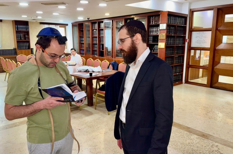 השליח הרב שמחה ישראל גרפונקל ב'מבצע תפילין' בבית הכנסת מארינה רושצ'ה במוסקבה • צילום: שניאור שיף 