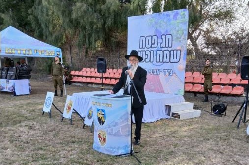 הרב יוסף הרטמן והרב יוסף יצחק ליפסקר הגיעו ל'מבצע מצה' בגדוד 'אבירי הדרום', חילקו מצות שארגנה הגב' קורצווייל מנחל'ה, הניחו תפילין, רשמו לס