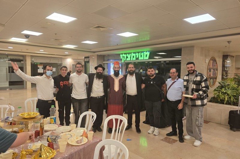 סיום סעודת משיח והמשך סעודת ה'מימונה' עם שליח חב סיום סעודת משיח והמשך סעודת ה'מימונה' עם שליח חב