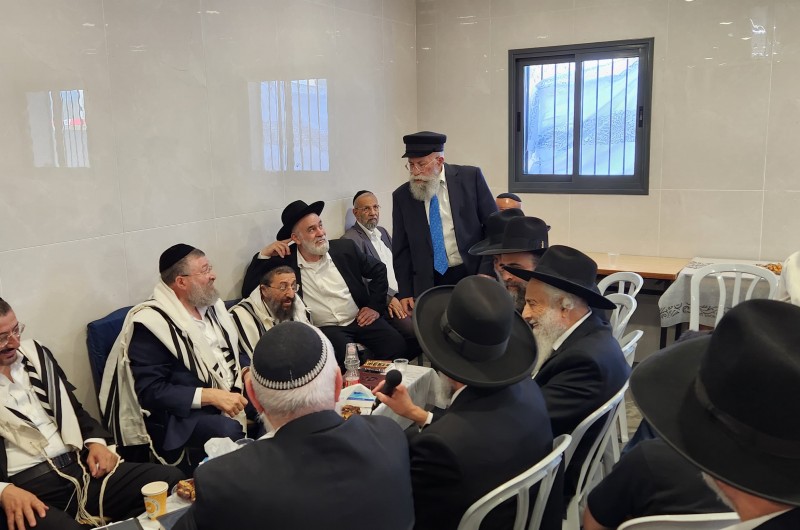הרב יעקב גלויברמן בניחום אבלים בפתח תקוה, אצל הרב יואב בן צור שר העבודה, על פטירת אמו הרבנית מזל ע הרב יעקב גלויברמן בניחום אבלים בפתח תקוה, אצל הרב יואב בן צור שר העבודה, על פטירת אמו הרבנית מזל ע