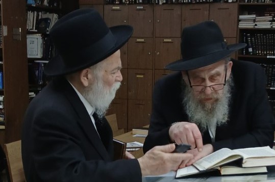  ראשי הישיבות הרב עזרא בנימין שוחט מלוס אנג'לס והרב שלום בער כהן מנחלת הר חב