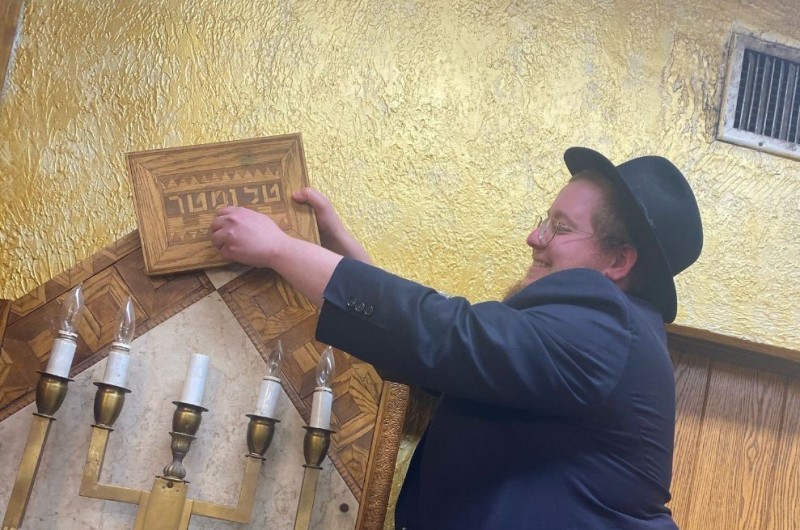 עם המעבר לעונת הקיץ: בזאל הקטן ב-770 שבניו יורק הוסר השלט המזכיר על אמירת עם המעבר לעונת הקיץ: בזאל הקטן ב-770 שבניו יורק הוסר השלט המזכיר על אמירת