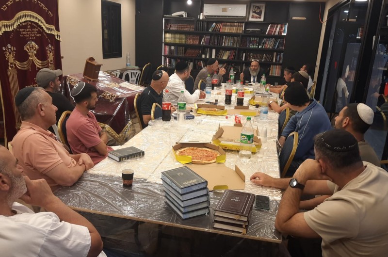 איך אפשר לחיות עם סיפוק גשמי ורוחני כאחד? | האזינו 
