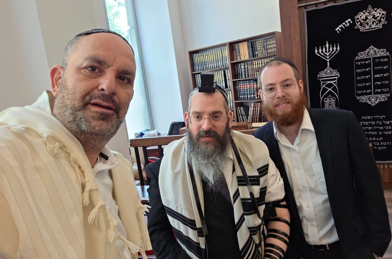 ראש העיר לוד יאיר רביבו שהמריא במשלחת ממשלתית למצעד החיים במחנות ההשמדה בפולין, הבוקר בתפילת שחרית עם שליח חב