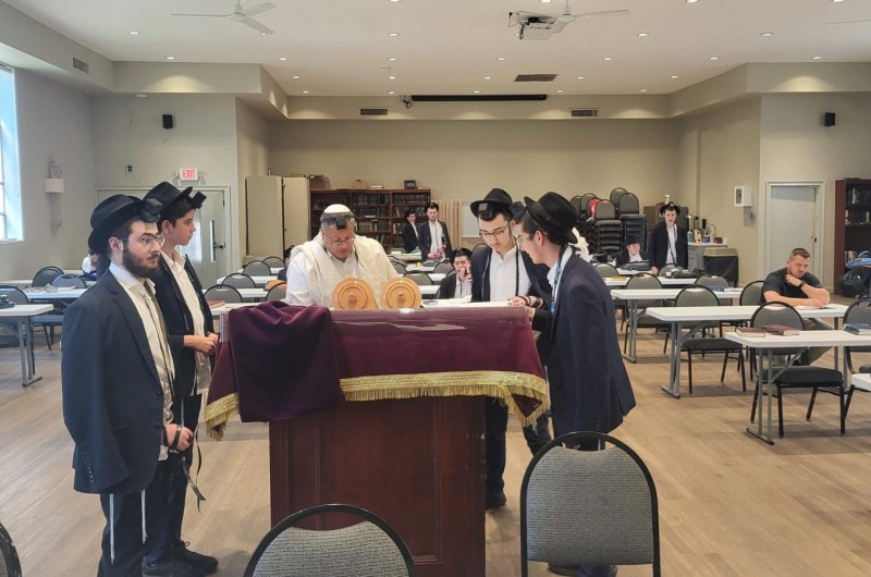 השר לביטחון לאומי איתמר בן גביר בקריאת התורה במניין מיוחד שהותאם עבורו בבית כנסת חב