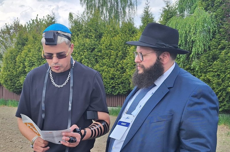 הזמר הישראלי לירז רוּסוֹ המכונה סטטיק השתתף בצעדת החיים במחנות ההשמדה אושוויץ ובירנקאו בפולין, שם זכה במצוות הנחת התפילין ע הזמר הישראלי לירז רוּסוֹ המכונה סטטיק השתתף בצעדת החיים במחנות ההשמדה אושוויץ ובירנקאו בפולין, שם זכה במצוות הנחת התפילין ע