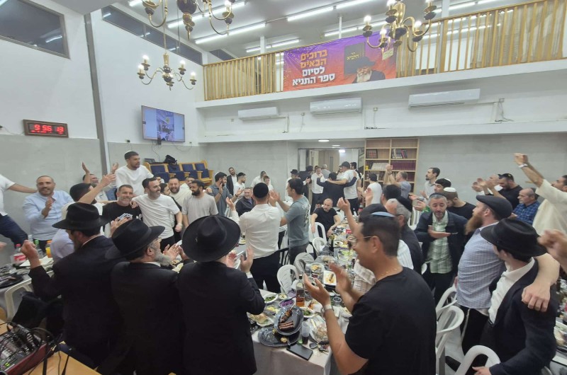 לאחר שנתיים וחצי של לימוד ספר התניא וסיומו עם השליח הרב אורן בן עמר, התקיימה התוועדות חסידית בבית חב לאחר שנתיים וחצי של לימוד ספר התניא וסיומו עם השליח הרב אורן בן עמר, התקיימה התוועדות חסידית בבית חב
