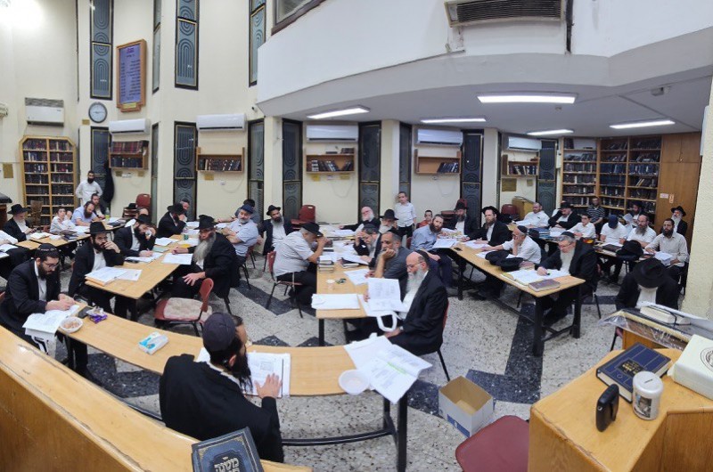 קהל שיא של משתתפים בקורס החדש בסדרת 'סמיכת חבר', במסגרת 'כולל ערב' ברחובות, בו לומדים עשרות מחברי קהילת חב קהל שיא של משתתפים בקורס החדש בסדרת 'סמיכת חבר', במסגרת 'כולל ערב' ברחובות, בו לומדים עשרות מחברי קהילת חב