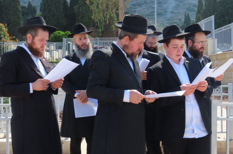 האחים גינזבורג עלו לקבר אביהם השליח הראשי לחיפה האחים גינזבורג עלו לקבר אביהם השליח הראשי לחיפה