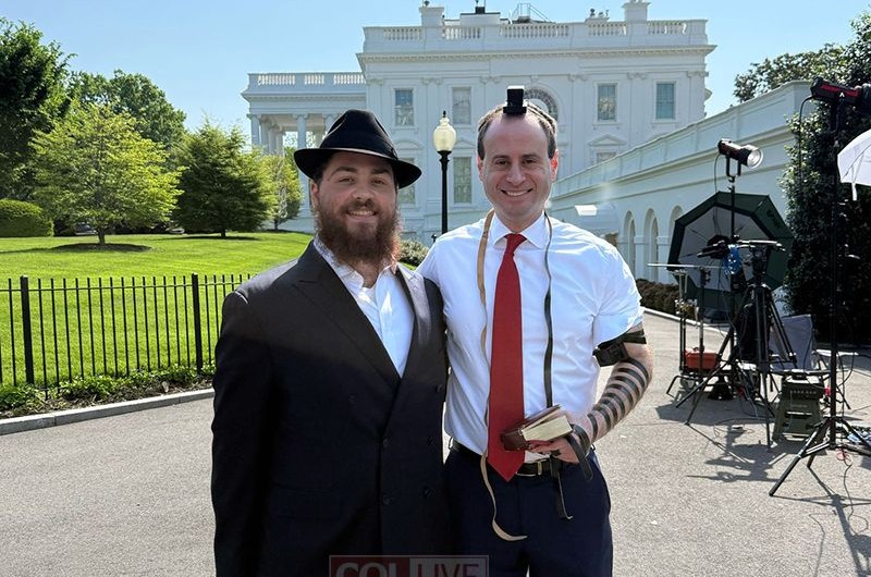 קידוש השם: התמים יוסי פארו זיכה את וויל שרף - מזכיר הסגל של הבית הלבן, בהנחת תפילין על משדאות האגף המערבי קידוש השם: התמים יוסי פארו זיכה את וויל שרף - מזכיר הסגל של הבית הלבן, בהנחת תפילין על משדאות האגף המערבי