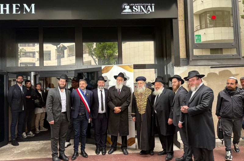 במסגרת ביקור חיזוק לקהילות היהודיות בצרפת: הראשון לציון הרב דוד יוסף, התארח בבית הספר 'בית מנחם' שע״י מוסדות סיני - בראשות השליח הרב יוסף יצחק פבזנר