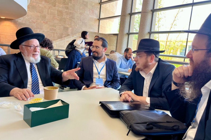 במשכן הכנסת: מנהלי ארגון 'למען ילמדו' בשיחה עם הרב אליעזר שמחה וייס - חבר מועצת הרבנות הראשית, שבירך את העוסקים במלאכת הקודש והביע את הערכתו לפעילות התכנית להכשרת רבני קהילות ברחבי הארץ והעולם
