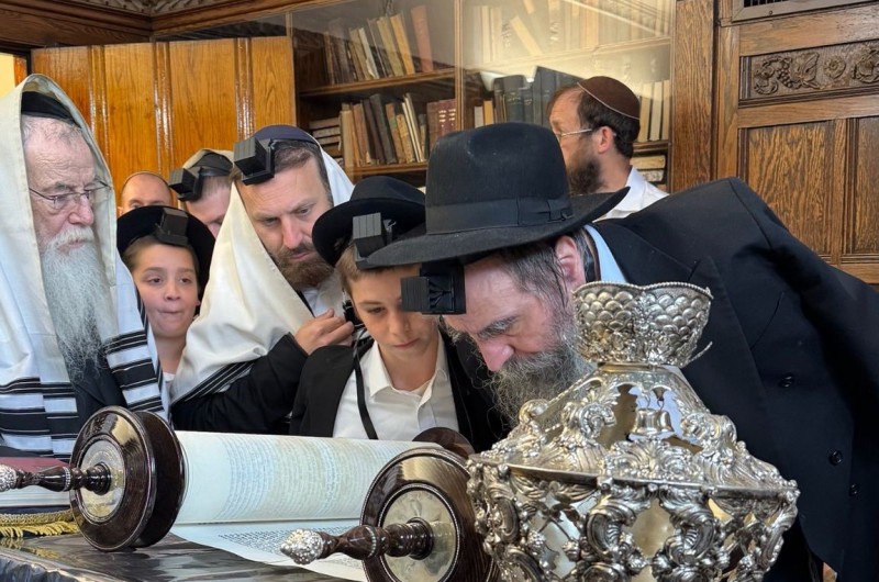 לרגל שמחת הבר-מצווה של בנו: אמרגן החתונות החב