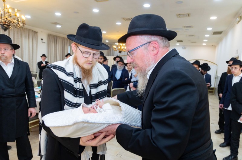 שמחת ברית המילה לבנם של הרב פיצ'ע ורעייתו ונקרט משלוחי חב