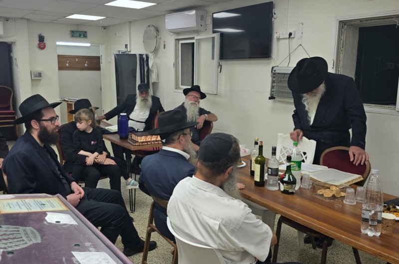 סיום מסכת מכות בדף היומי בבית הכנסת 'תפארת שלמה' בשכונת לוי יצחק בכפר חב סיום מסכת מכות בדף היומי בבית הכנסת 'תפארת שלמה' בשכונת לוי יצחק בכפר חב
