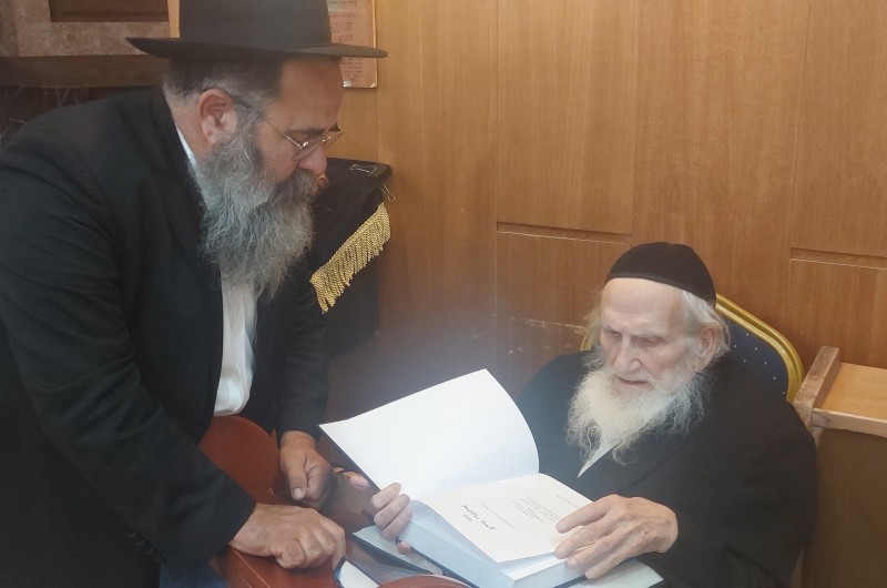 ראש כולל בית מנחם הרב משה הורוביץ במעונו של הרב מרדכי אוירבך, גאב