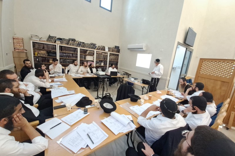 קורס 'מראות' מיוחד במסגרת לימוד הלכות נידה בכולל קרית הלאום, בהובלת ראש הכולל הרב לוי פלדמן, לצד השליח בשכונה ומייסד הכולל הרב שניאור גלוכובסקי קורס 'מראות' מיוחד במסגרת לימוד הלכות נידה בכולל קרית הלאום, בהובלת ראש הכולל הרב לוי פלדמן, לצד השליח בשכונה ומייסד הכולל הרב שניאור גלוכובסקי