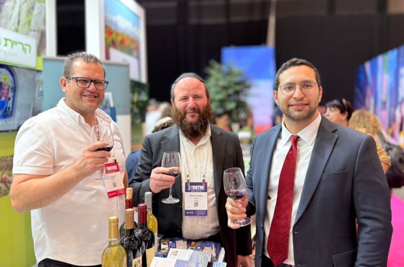 תל אביב: נציג חב''ד בעיריית צפת בתערוכה הבינלאומית תל אביב: נציג חב''ד בעיריית צפת בתערוכה הבינלאומית