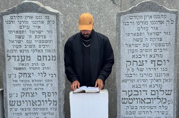 הזמר הישראלי איתי לוי נושא תפילה בציון הקדוש של הרבי | צילום: רועי רווה הזמר הישראלי איתי לוי נושא תפילה בציון הקדוש של הרבי | צילום: רועי רווה
