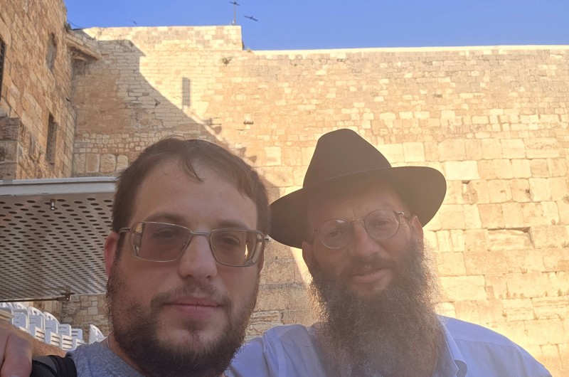 העיתונאי ג'וש אהרונסון מלונדון הגיע לארה