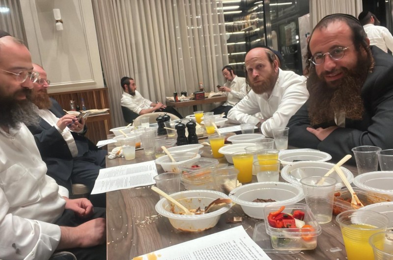 הרב פיני דייטש ארגן שיעור בשיחה של הרבי במסעדת BURGERS 26 הבשרית ובהכשר הבד
