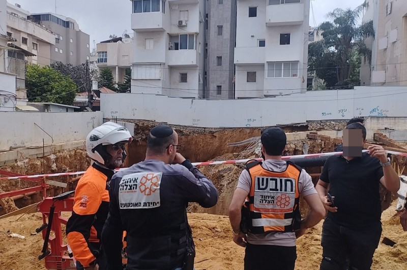 ברחוב הרכסים ברמת גן קרס מבנה מגורים שנמצא בשלבי בניה - עד כה ישנו עדיין פועל לכוד במצב אנוש. (צילום: דוברות איחוד הצלה) ברחוב הרכסים ברמת גן קרס מבנה מגורים שנמצא בשלבי בניה - עד כה ישנו עדיין פועל לכוד במצב אנוש. (צילום: דוברות איחוד הצלה)