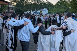 ליד ביתו של עידן אלכסנדר: המניין המרגש שארגנו השלוחים
