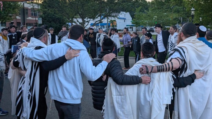 ליד ביתו של עידן אלכסנדר: המניין המרגש שארגנו השלוחים
