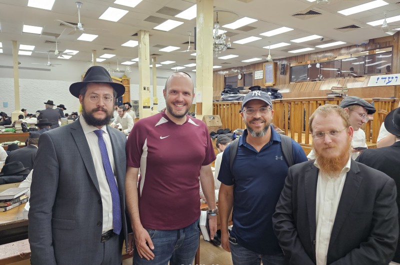 הכתב הפרלמנטרי של ידיעות אחרונות עמיחי אתאלי וכתב הצפון של ynet וידיעות אחרונות יאיר קראוס בביקור ב-770 | צילום: מנדי עקיבא ומנדי שיף