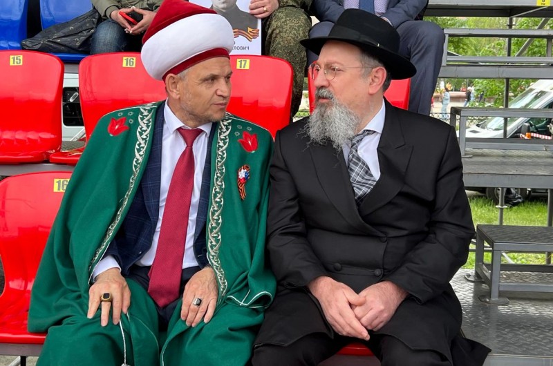 רב העיר אורנבורג שברוסיה, השליח הרב גואל מאיירס נפגש עם המופתי הראשי של העיר, בעיצומן של חגיגות לציון 80 שנה של ניצחון רוסיה על גרמניה הנאצית