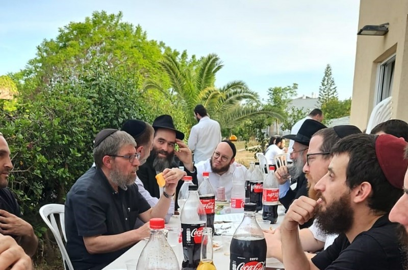 לאחר שעלו לקברו בהר-הרצל בירושלים: לימוד משניות ביארצייט ראשון לחייל החב לאחר שעלו לקברו בהר-הרצל בירושלים: לימוד משניות ביארצייט ראשון לחייל החב