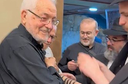 בר-מצווה לכומר בן 80 בכותל, עשר דקות לפני כניסת שבת בר-מצווה לכומר בן 80 בכותל, עשר דקות לפני כניסת שבת