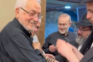 בר-מצווה לכומר בן 80 בכותל, עשר דקות לפני כניסת שבת