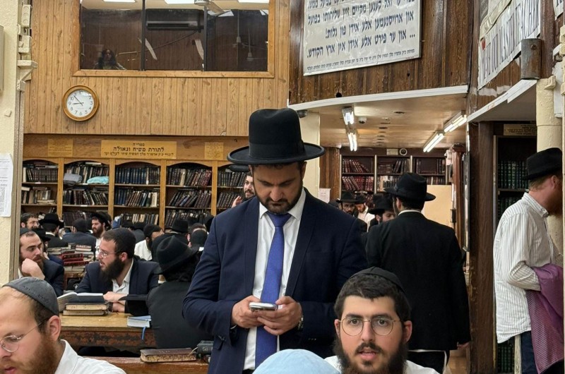 רבה של איראן השוהה בארצות הברית תועד בזאל הגדול בבית חיינו 770, שעות אחרי שהתפלל באוהל הק' | צילום: מנדי עקיבא רבה של איראן השוהה בארצות הברית תועד בזאל הגדול בבית חיינו 770, שעות אחרי שהתפלל באוהל הק' | צילום: מנדי עקיבא