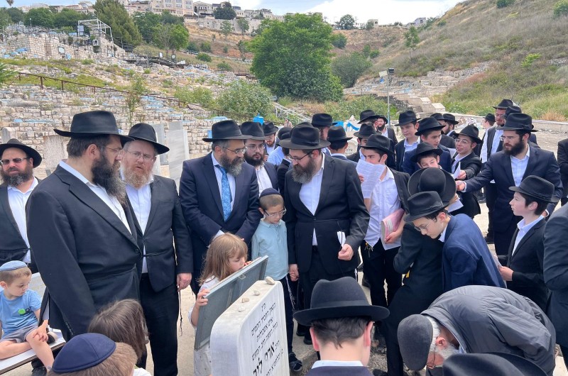 בצפת עלו לקבר מייסד הישיבה וקריית חב בצפת עלו לקבר מייסד הישיבה וקריית חב