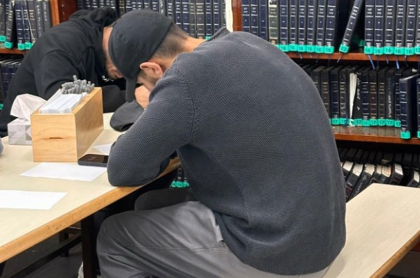 הזמר והיוצר עידן עמדי, שנפצע קשה בשנה שעברה בלחימה ברצועת עזה, בכתיבת פ הזמר והיוצר עידן עמדי, שנפצע קשה בשנה שעברה בלחימה ברצועת עזה, בכתיבת פ