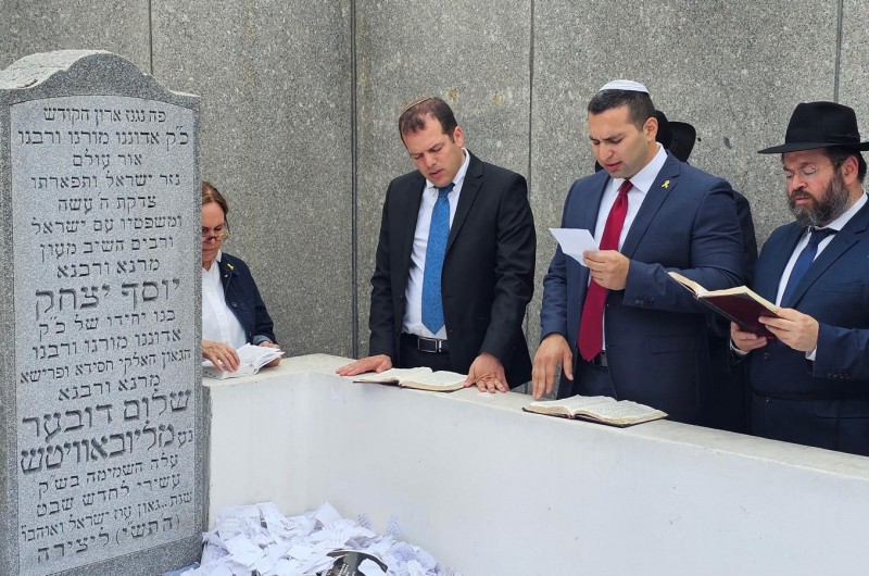 השר וסרלאוף ומשלחתו נשאו תפילה באוהל הקדוש של הרבי השר וסרלאוף ומשלחתו נשאו תפילה באוהל הקדוש של הרבי