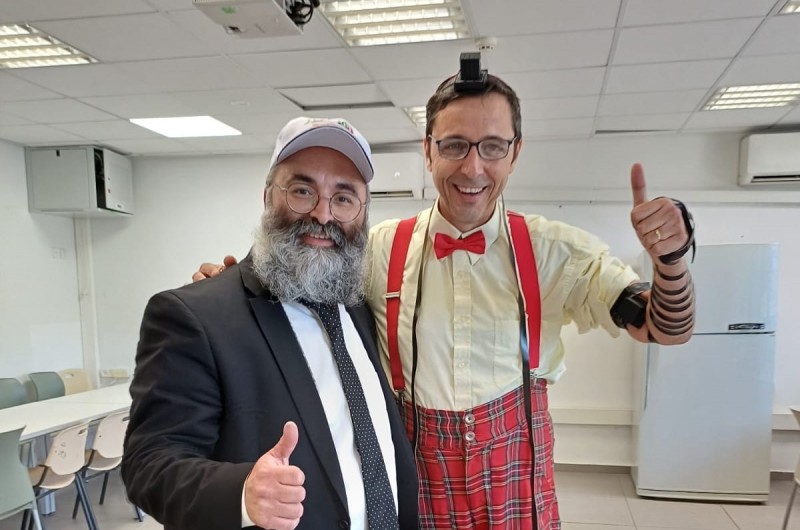 אמן הילדים המכונה 'דוד חיים' הניח תפילין רגע לפני המופע בתהלוכה ביום שישי בשכונת כרמים בראשון לציון אמן הילדים המכונה 'דוד חיים' הניח תפילין רגע לפני המופע בתהלוכה ביום שישי בשכונת כרמים בראשון לציון