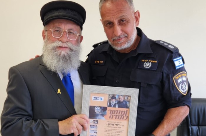 הרב יעקב גלויברמן הוזמן לברך את ידידו, ניצב משנה דודי מירון, לרגל כניסתו לתפקיד מפקד מרחב נמל התעופה בן גוריון בלוד הרב יעקב גלויברמן הוזמן לברך את ידידו, ניצב משנה דודי מירון, לרגל כניסתו לתפקיד מפקד מרחב נמל התעופה בן גוריון בלוד