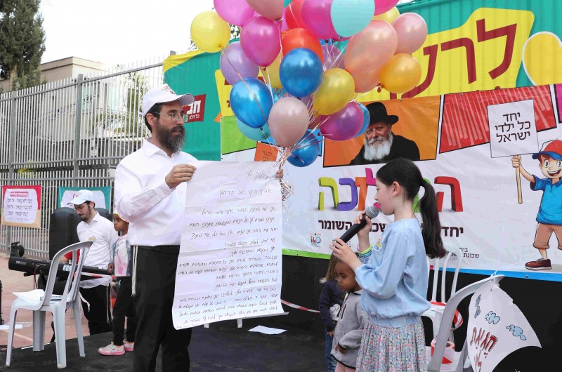 בתפילה לאלוקים: תהלוכת הענק בשכונת 'השומר' ראשון לציון בתפילה לאלוקים: תהלוכת הענק בשכונת 'השומר' ראשון לציון